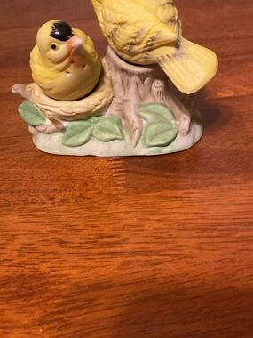 Royal Crown  Ceramic Bird Decor with Green Leaf Accents salt and pepper shakers